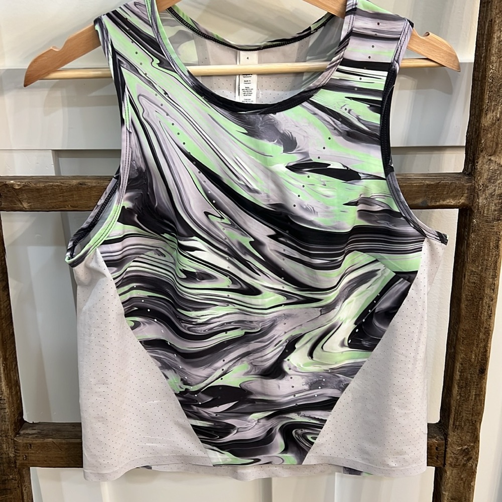 Lululemon cropped workout tank